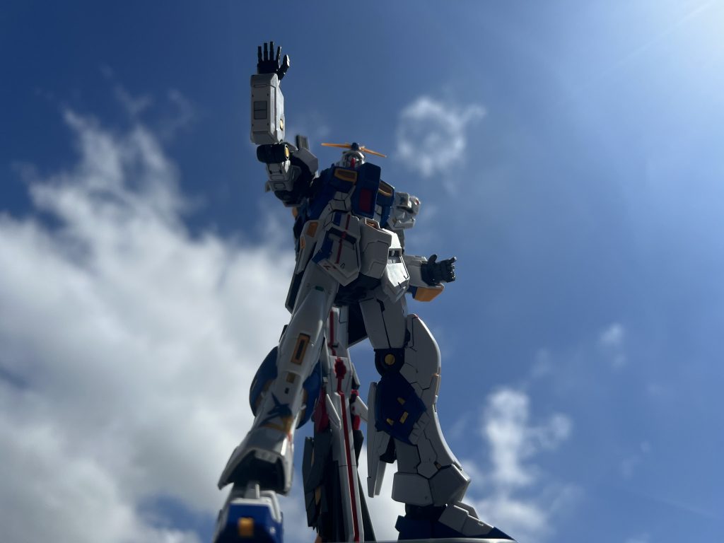 片手を掲げるVer