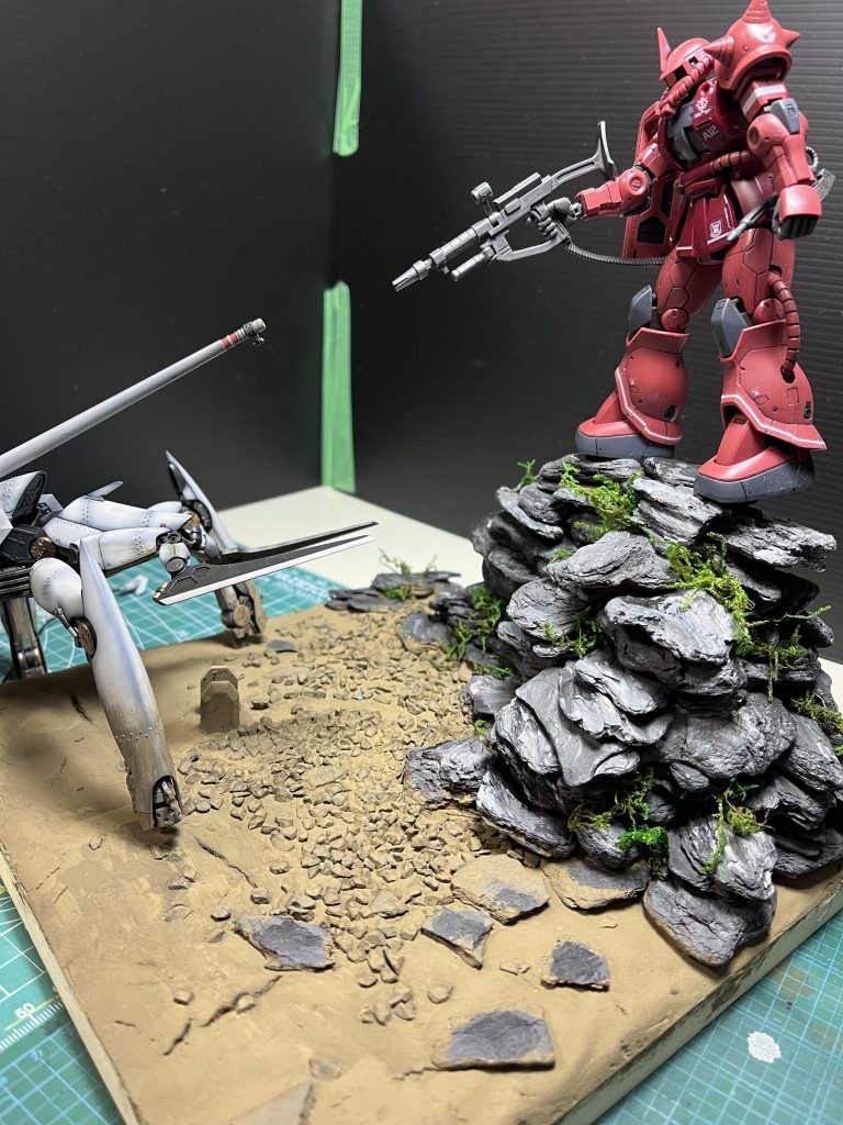 ザクは、合わせ目消し 武器と細部塗装 Hアイズ 艶消しでサクッと作って有ります(^^)