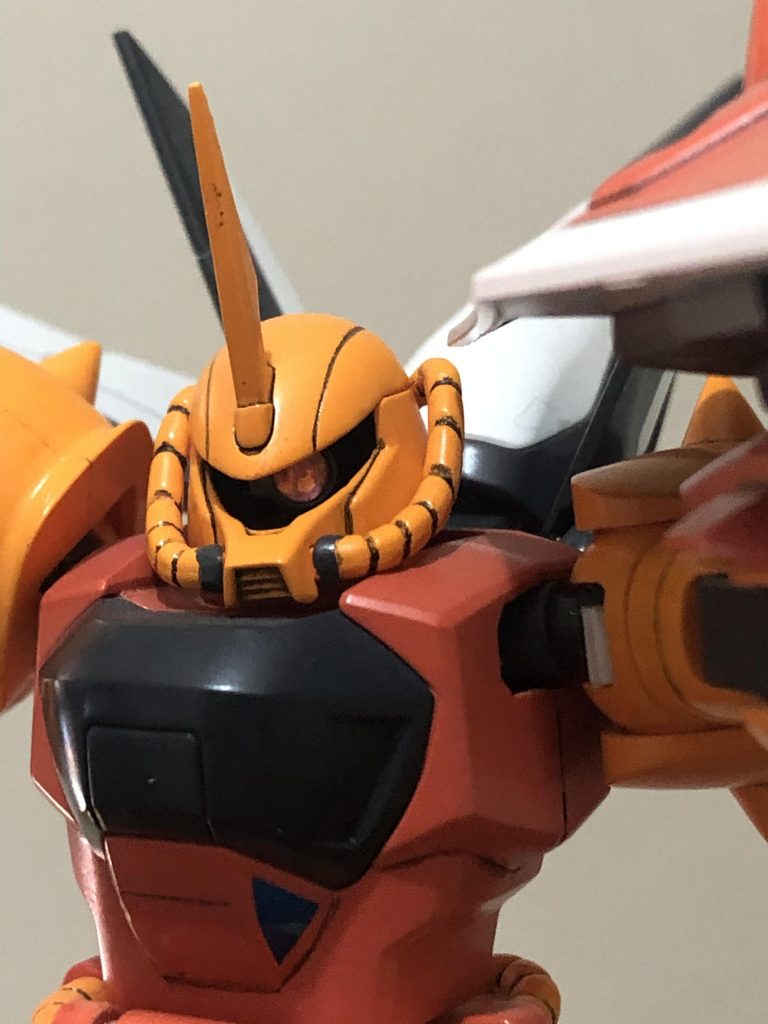 モノアイは定番のHアイズで改造、少し大きめの物を使い目力をアップしてあります