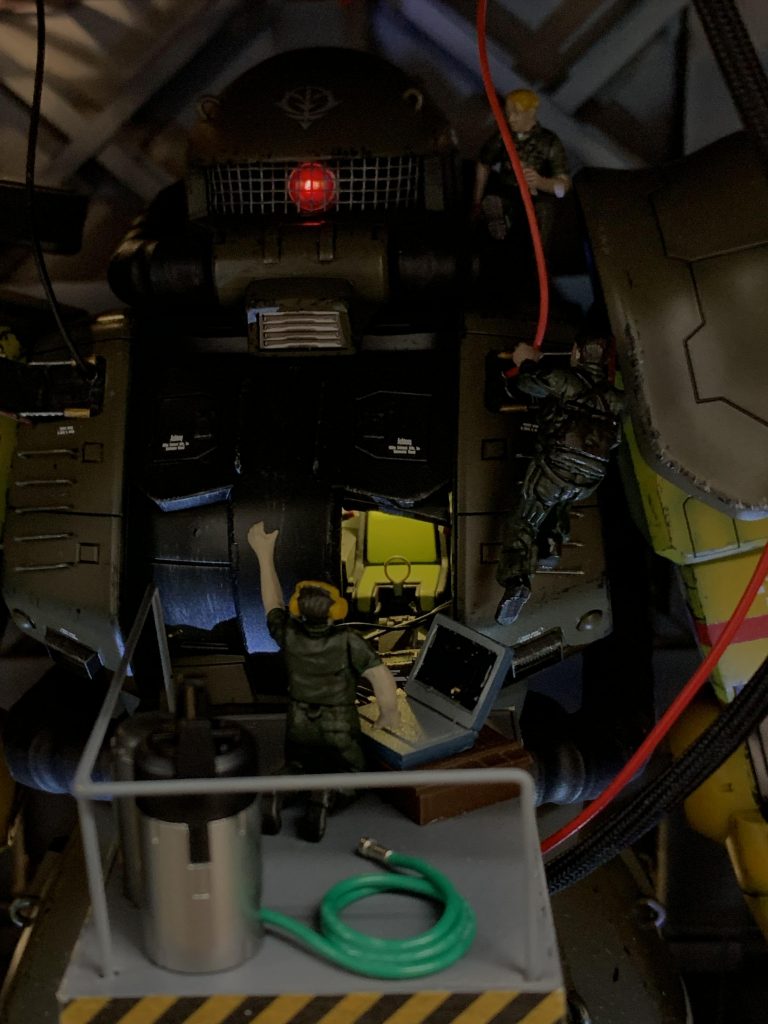 胸部にはコックピットを配置。週○F-14を作るの創刊号についてきたシートやパネル類を流用して作成しました。モノアイカバーはクリアパーツだと光を反射してしまうのでメッシュパーツに変更。