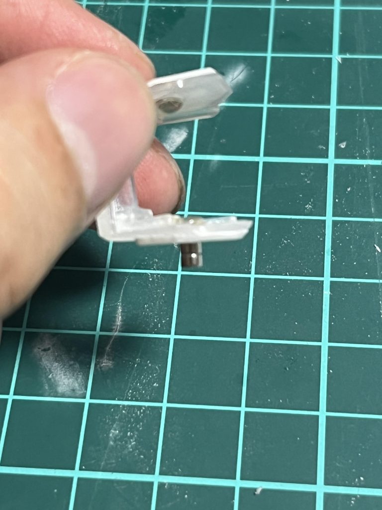 今後の拡張性のため、肩アーマーにはネオジウム磁石を埋め込んでます。