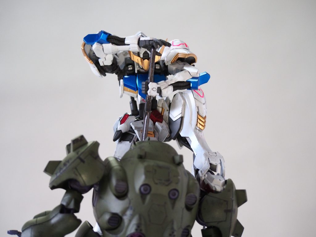 バルバトス もグシオンを睨みつけるイメージで、頸部を弄っています。