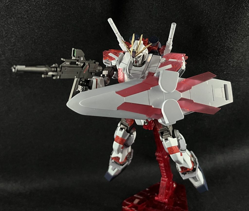 ポーズ①よくある飛行撃ち。やはり、大きい盾は安心感があります。