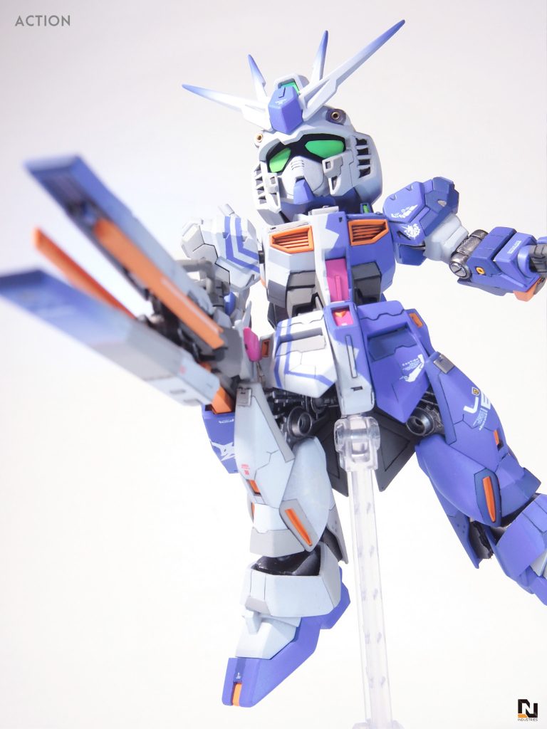 アクションポーズ。唯一にして目玉のロングレンジフィンファンネルは個人的にサイコミュ無線兵器に見えないと思い、手持ちのメガビームキャノンという設定に。30MMのオプションパーツを用いて2箇所で保持できるよう改造しました。EG付属のものを使いましたが、パーツ分割も細かくてすごく良くできてました。