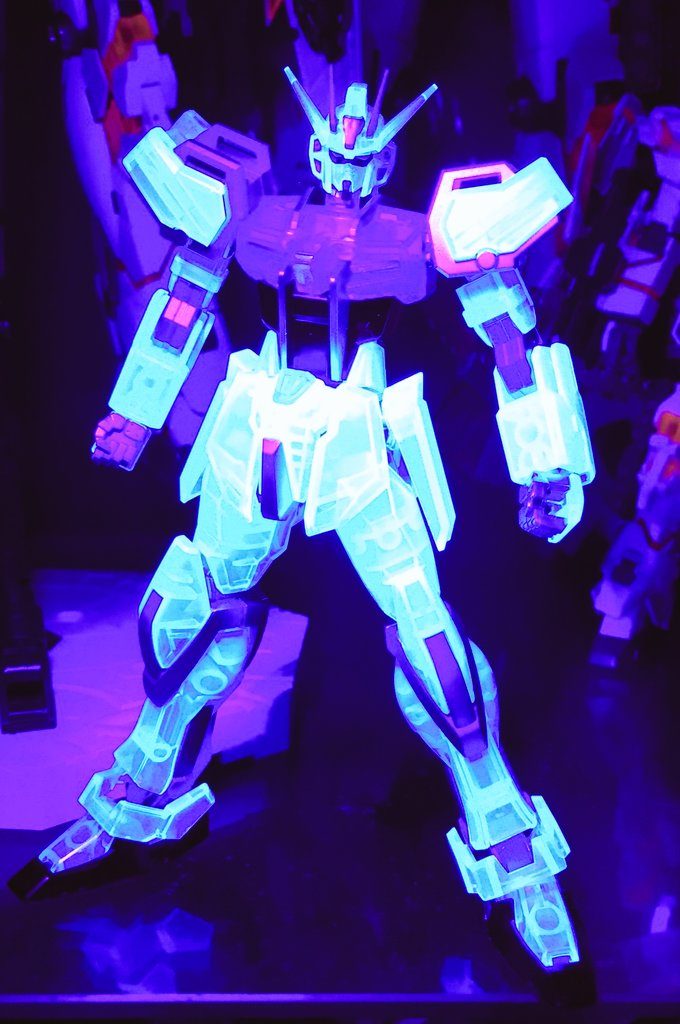 試しにUVライトあてたら、白クリア部が発光。なぜ光るかはわからんのですこいつ、全身がサイコフレームなのか！？