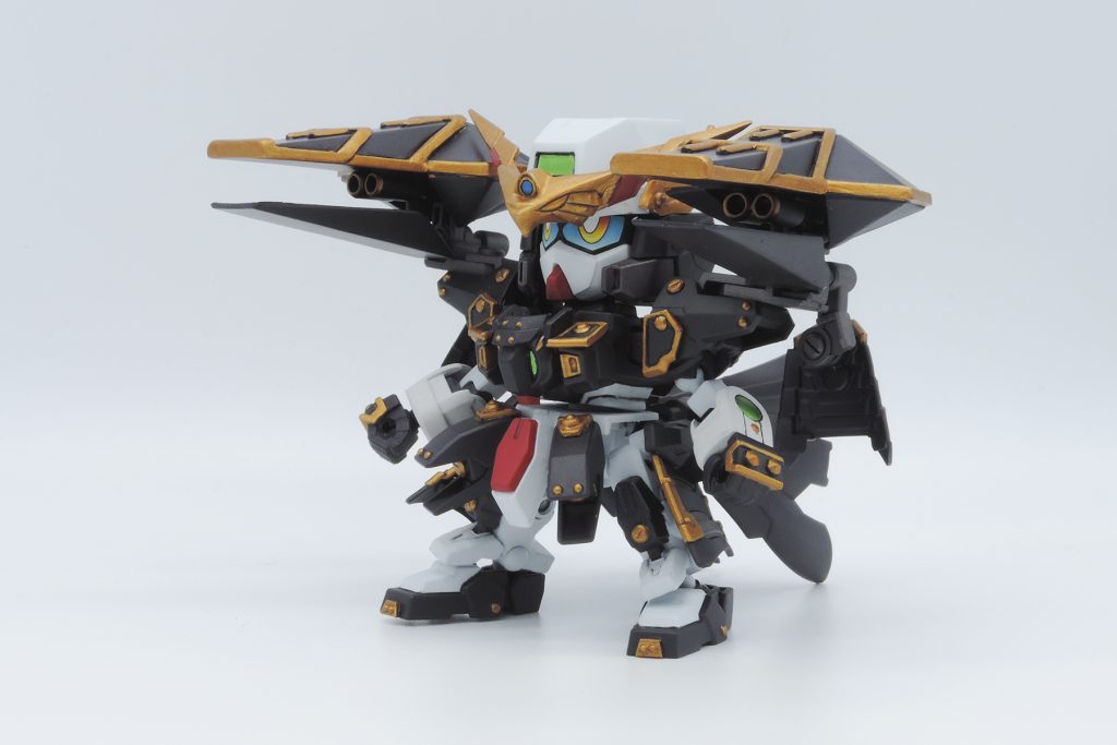 両肩の大盾で出来の攻撃を防ぎつつ、璽威衛怒巨砲(じいえぬきゃのん)で目標を殲滅する。