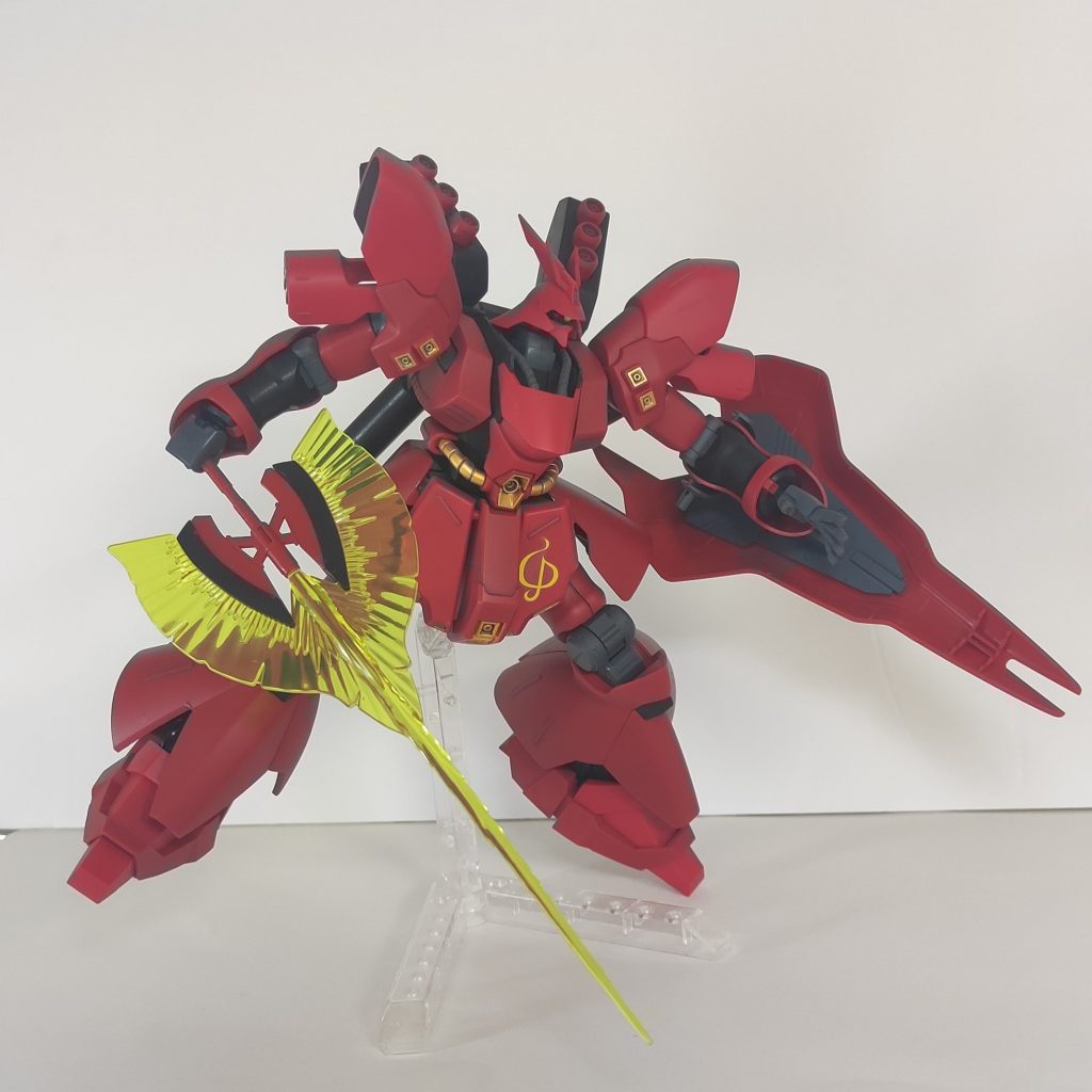 アクションベースにのせて撮影エアブラシで塗装したのは主にフレーム等のグレーと本体の赤、動力パイプ等の金色部分です。初めての調色で、塗料の希釈に苦戦しましたが、自分好みの色が作れるのは本当に楽しかったです。キット自体の改造箇所は頭部のみで、アゴが奥に接着し直し、小顔効果を狙いました。ビーム・トマホークはナイチンゲールのものを持たせてみました!付属のものより迫力があっていいですよね!
