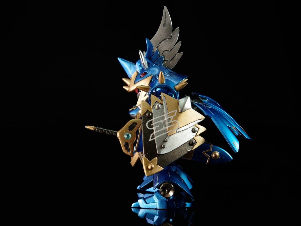 サイドビュー。盾はフルスクラッチ。剣はバーサルソードをベースに。兜のトサカは張梁ゲルググの物がジャストサイズだったので採用。