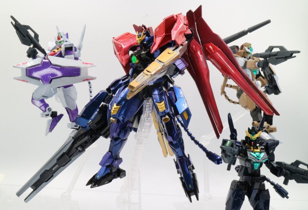 ケットシーは猫の王様というイメージが強いので、部下として３体のモビルドール「G-Cats」をセットで制作しました！設定上はケットシーの武装扱いで、ガンダムウイングの原作でドロシーが使用していた「ゼロシステムを応用したモビルドール管制システム」を採用し、配下の猫達を指揮しながら戦う機体という設定です。ネコミミが通信装置になっており、配下の指揮に一役買っています。