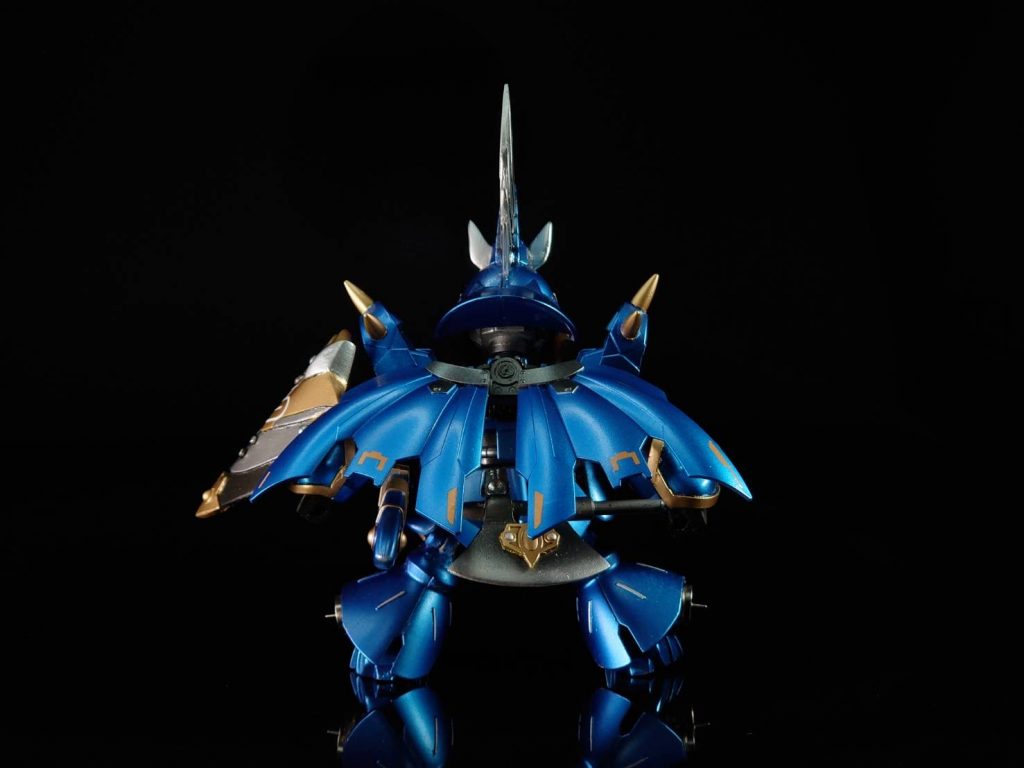 リアビュー。マントは曹操ガンダムから。プラ板でスクラッチした斧は腰にマウントできるようにしました。肩のパーツは騎士ユニコーンの足首の装甲を使用しました。