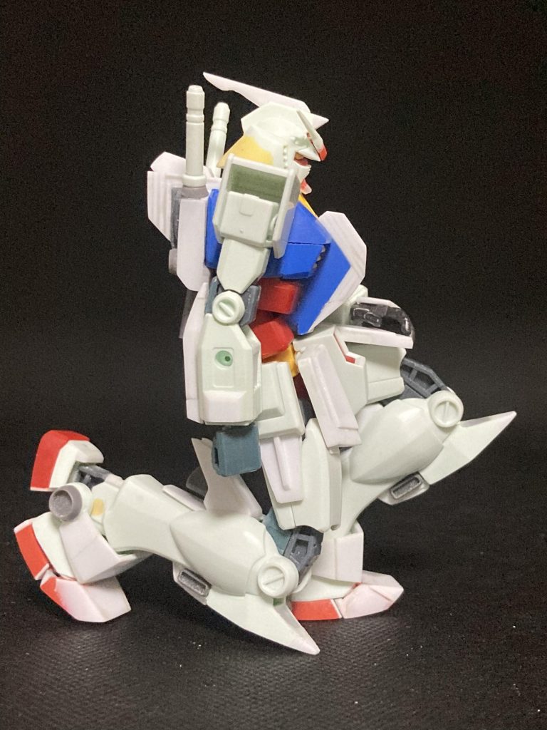 足はスリッパを切断して関節を増設。太ももの付け根を1.5mm延長し、膝を尖らせ延長したことで自然な膝立ちができます。