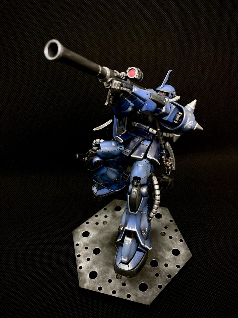 台座もメタリックに塗装。エナメルのクロームシルバーでドライブラシをかけました。