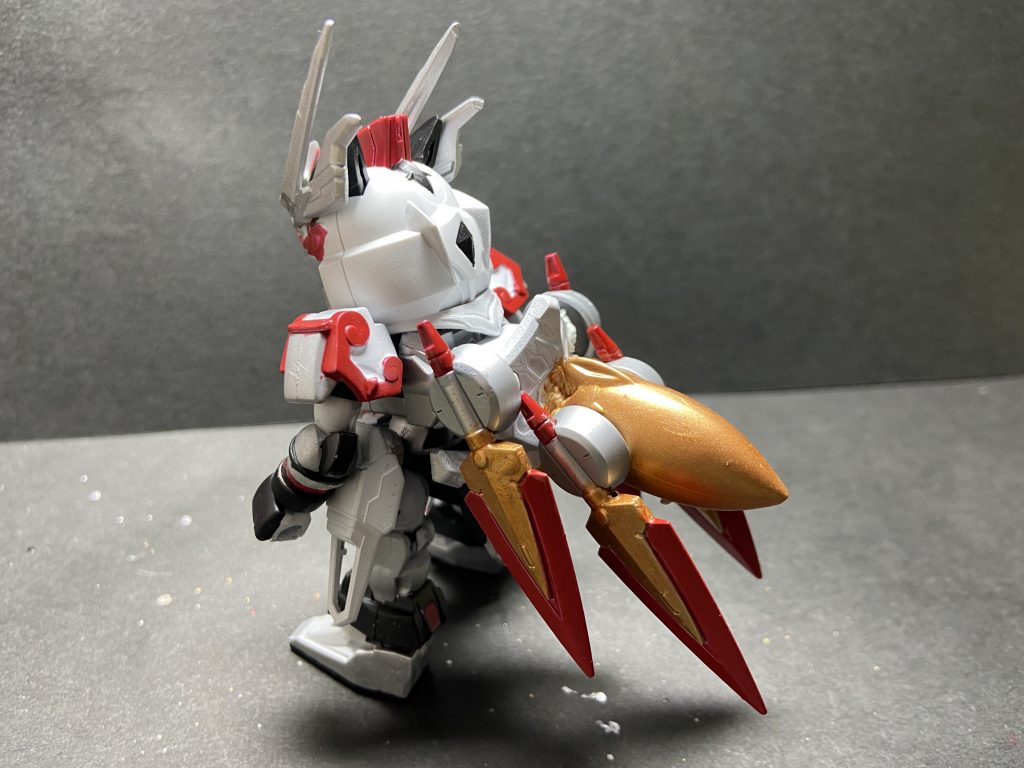 「さくら、これが私の覚悟よ！」背中は、アギレラというよりも元ネタのガンダムアルテミーの背面をモチーフに、蜂っぽさを出しました。大喬の後頭部を蜂のお尻に、武器の４本のクナイを格納状態にして羽に見立ててます。