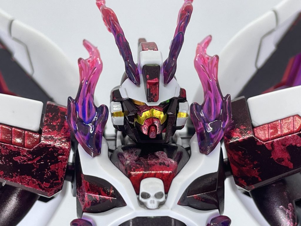 左目は緑のシールでモノアイ部分を再現。カッターでちまちまサイズを整えました。