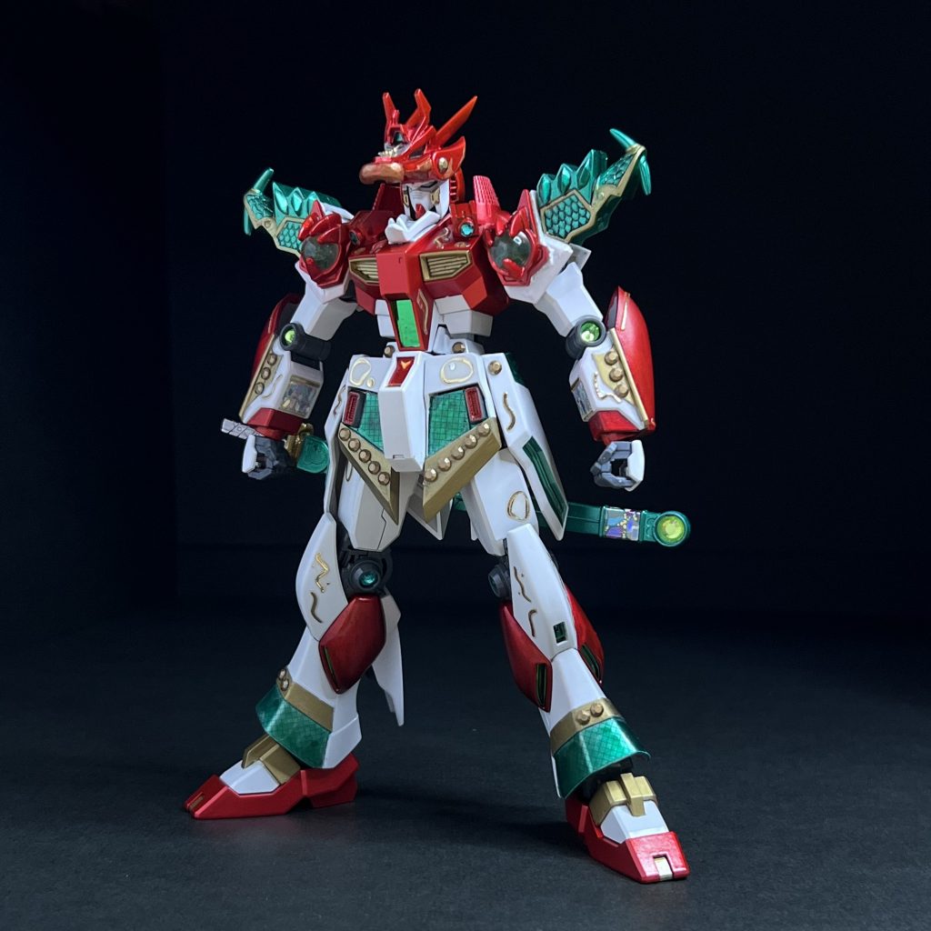 ▲軽装状態プロポーション等は特に変更していません。ジャンクパーツやプラ板を貼り付けて、モチーフ元のHi-νの雰囲気に近づけています。頭部の龍は三国伝の龍耀宝を加工しています。兜が大きく首がない...のが四獣王の特徴ですが、大きな襟を立てることでその雰囲気近づけました。全身の金色のラインや鋲のような部分は100均のネイルシールを使用しています。