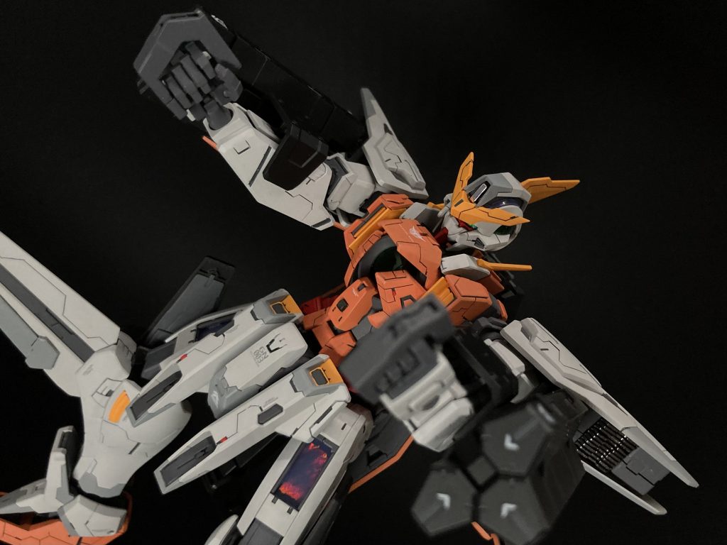 GNハンドミサイルを装備させたポージングです。ミサイルハッチを作りたかったですが、面倒くさくなってやめました(笑)