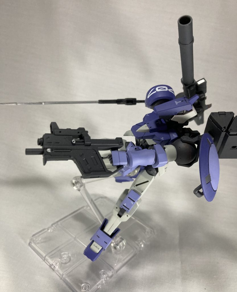 飛び退きながらマシンガンを撃つ姿が似合いそうだなって一枚、個人的に実弾銃を持つということでAp◯xのパスファ◯ンダーとかも意識しつつ作ってました