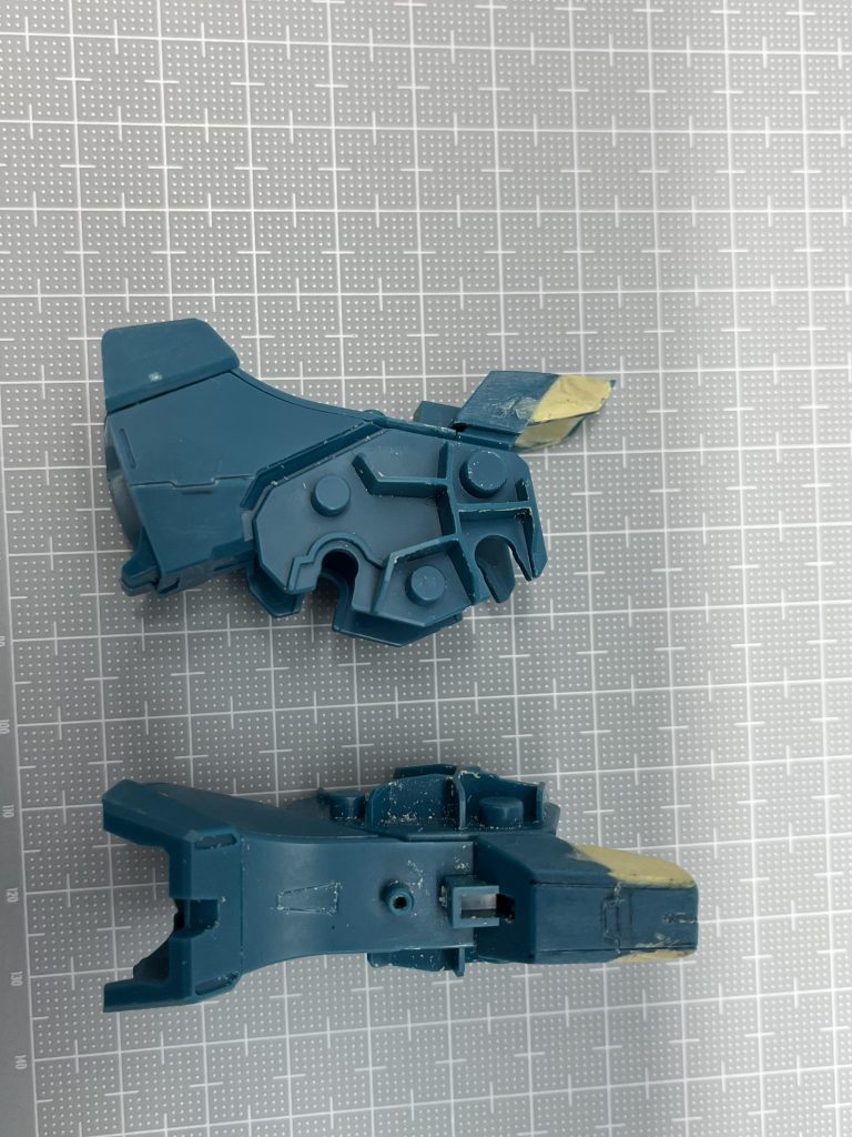 足のひざ部分も形状変更しました。