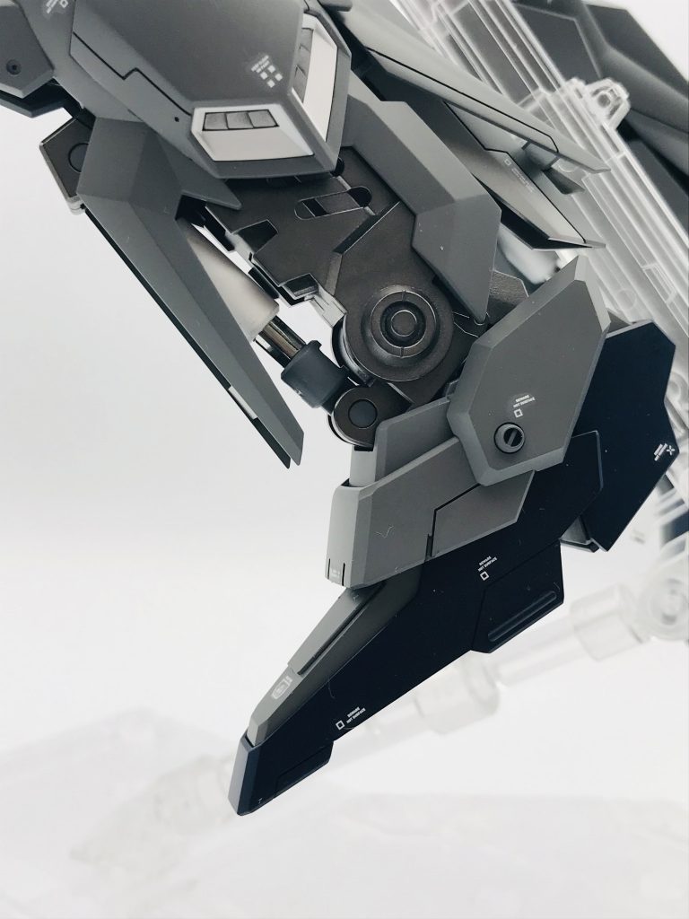 剥き出しのシリンダーがカッコいい😊ミラーフィニッシュを貼りました。