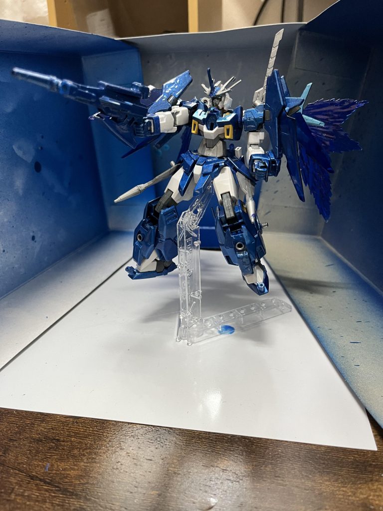 武器の1つ、ハイパードッズライフルを改造したオールラウンダードッズライフルです。下の写真のように先端部のビームサーベルの部分から、ビームサーベルとビームマシンガン、さらに2つの銃口からパワーゲートを出すことで長距離ビーム方を高出力で出す事ができ、これを地面を猛スピードで地走しながら打ちます。つまり、age2ダークバウンドとxdvの要素があります。