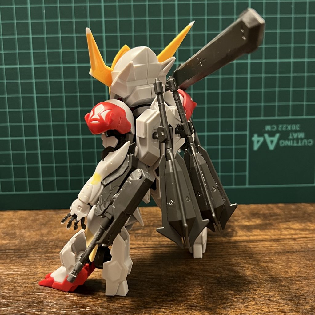 開き手の爪をシャープ化してオプションセットの武器をフル装備させます。メイス保持用のパーツに角度を付けてみました。