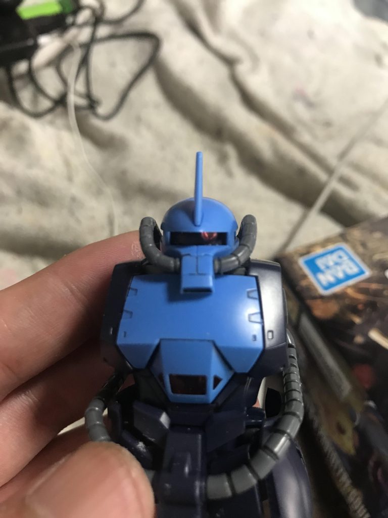 ピンバイスで穴を掘り、Ｈアイズの裏にラピーテープで裏打ちし、接着