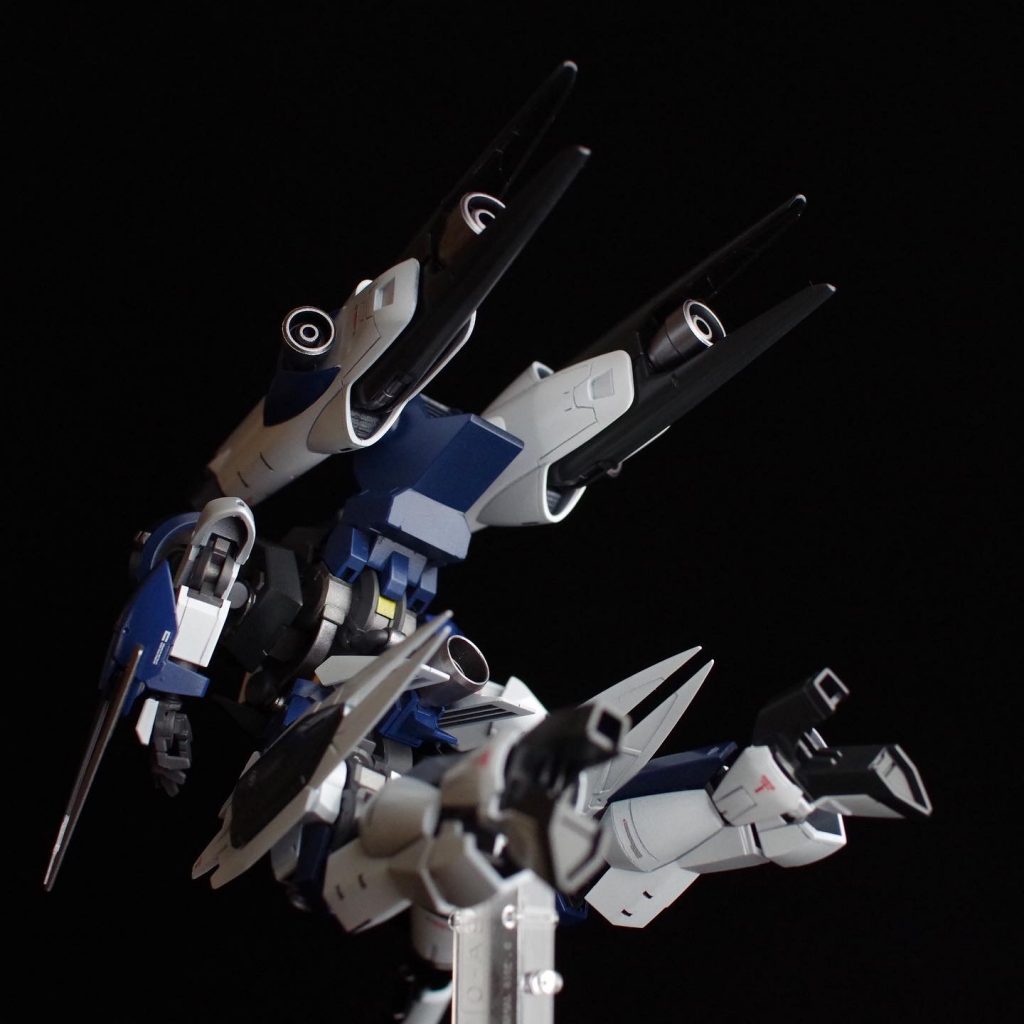 シュヴァルべグレイズ元々のブースターを含めると背面のボリュームがすごいです。ほとんど見えませんが、エアハブリアクターやメインカメラはシルバー系の下地にクリアイエローで塗装しています。