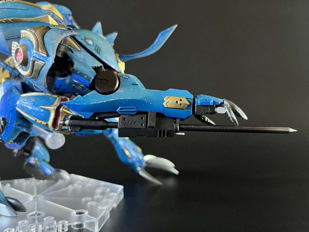 縁も所縁もありませんが、なんとなく右前腕にパイルバンカーを装備しました。ロッド部と基部それぞれにネオジムを仕込んでいるので、磁力でピチッと止まるようになっていましたが、塗膜で奇跡的なフィット感が出たので意味がなくなりました。