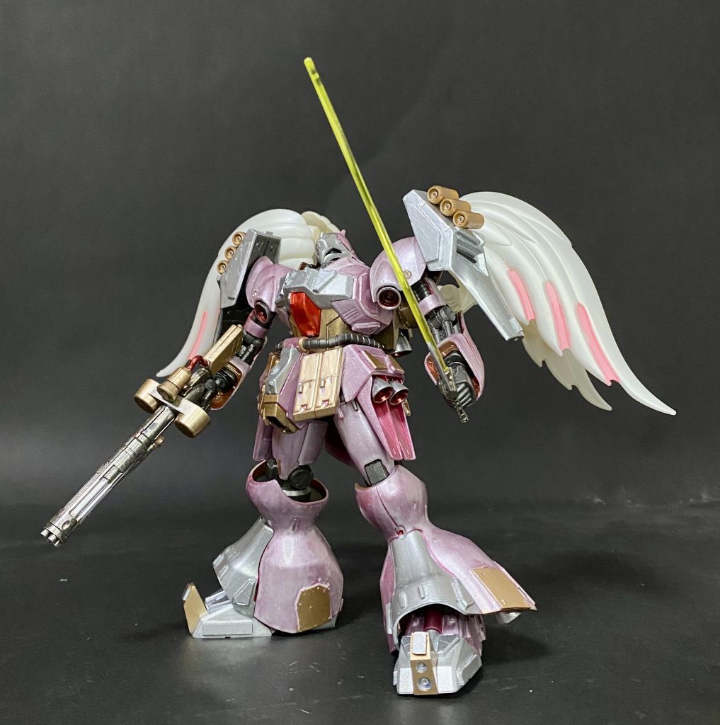 調色はボディをピンクメタリックGXを下地にセリアオーロラパウダー(ピンク)を塗装し艶ありクリアを重ねました。シルバーは三菱ペイントマーカーです。所々に金+銅を塗装しました。ABSは無塗装です。