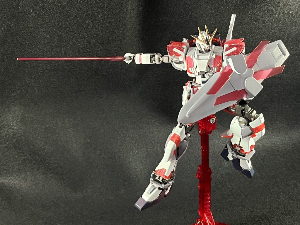 ポーズ③ナラティブは、銃よりも剣の方が似合うような。ただ、何故かビームサーベルの握りが弱い(というかスカスカで握ってない)のが気になるところ。