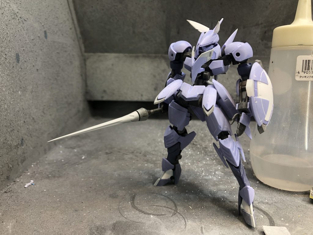 塗装前の写真です。膝アーマーをシャープ化する前の写真です。