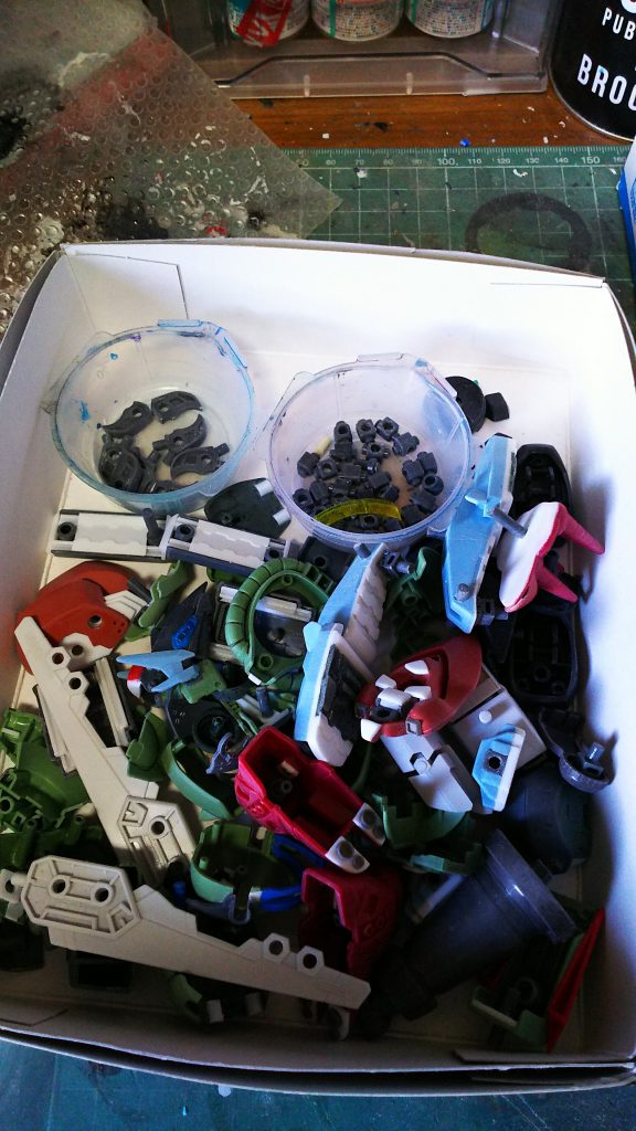 パーツの山。クロスシルエットなのになんでこんなにパーツが・・自業自得でした。