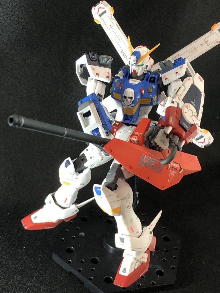 ビーム砲は構えることも出来ます。ビーム砲をしっかり支えられるように盾に持ち手を取り付けました。