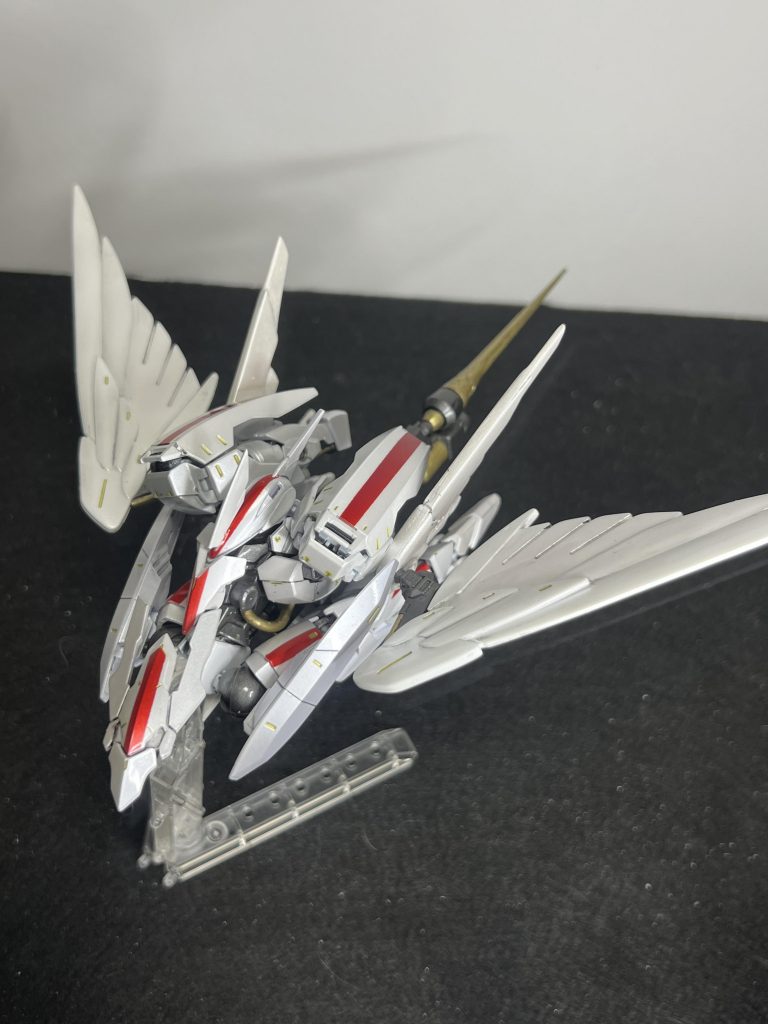 まずは飛行形態。鳥に近い形になるように全体をまとめました。