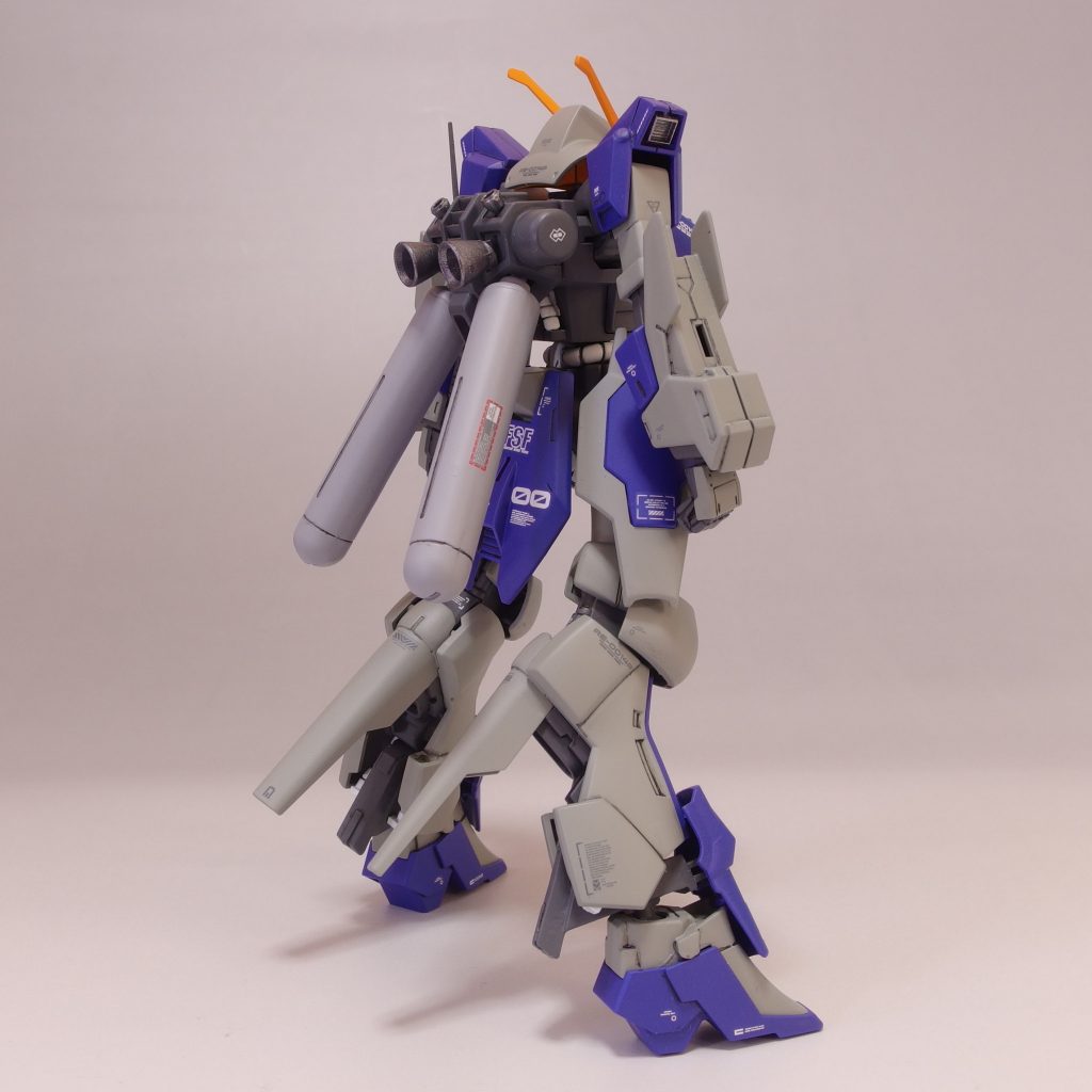 あまりヒロイックにならないように色数は抑えました。