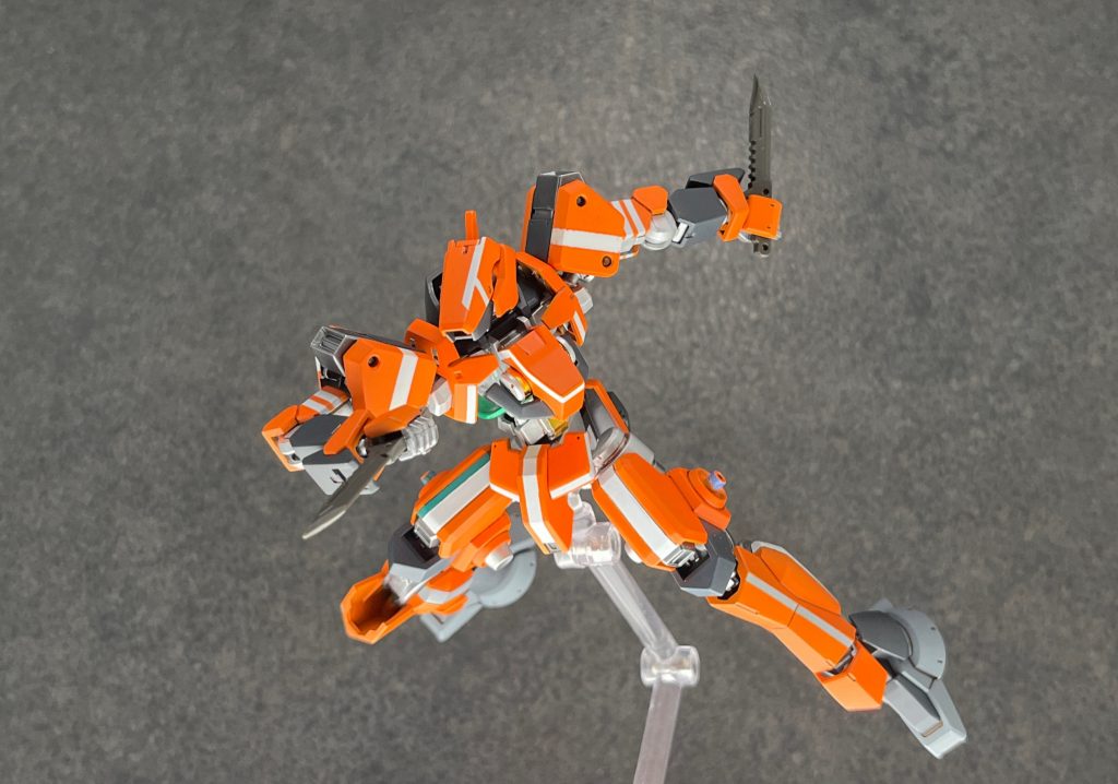 　言ってしまえば「オルフェンズ版スターゲイザー」を作るためのプロトタイプって感じですね。もちろん、惑星間航行を無人で行うってことで、併せて「AIプログラム」の開発もしているわけですが...テストパイロットはギャルです。　と言った感じで、戦闘を目的としたMSではなく、実際には2丁持っている滑腔砲を装備することはありません。（スラスターユニットについたレールガンは、デブリ破壊に使用するものなのでこちらも戦闘用はないです。）　機体色のオレンジは、宇宙空間で位置を容易に目視確認できるように採用されました。　ベースがグレイズの為、「マクギリスファリド事件」前後に運用されていた武器や装甲もグレイズ用のものは大体搭載できます。　近接武装もナイフが2本と最低限に…航行ユニットや腰のフレキシブルスラスターも任意でパージ可能です。