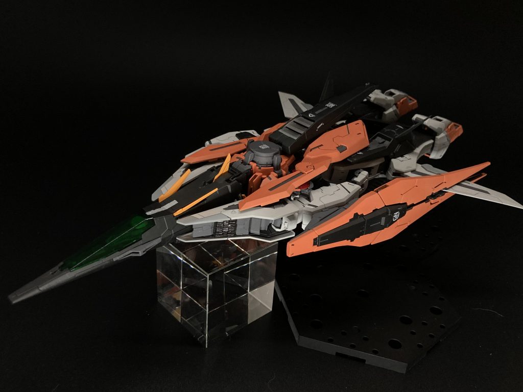 飛行形態になります。飛行形態はディスプレイスタンドで支えきれなかったので前にガラスキューブを置いています。