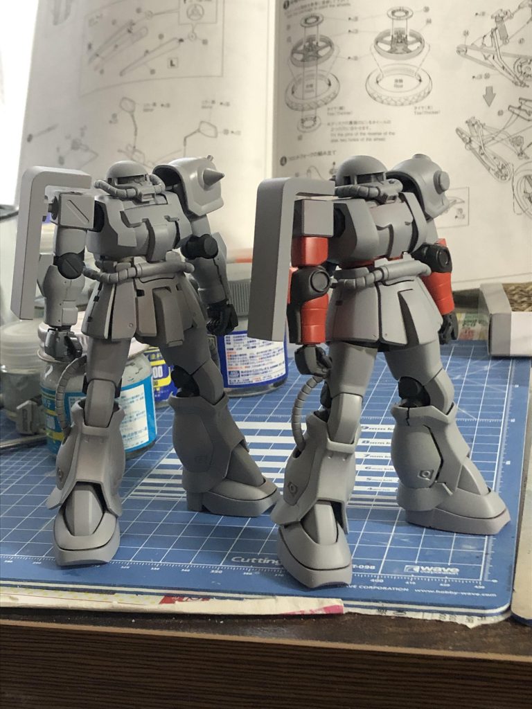 サフ状態左側のザクは前回作ったF2ザクです。ご覧いただきありがとうございました