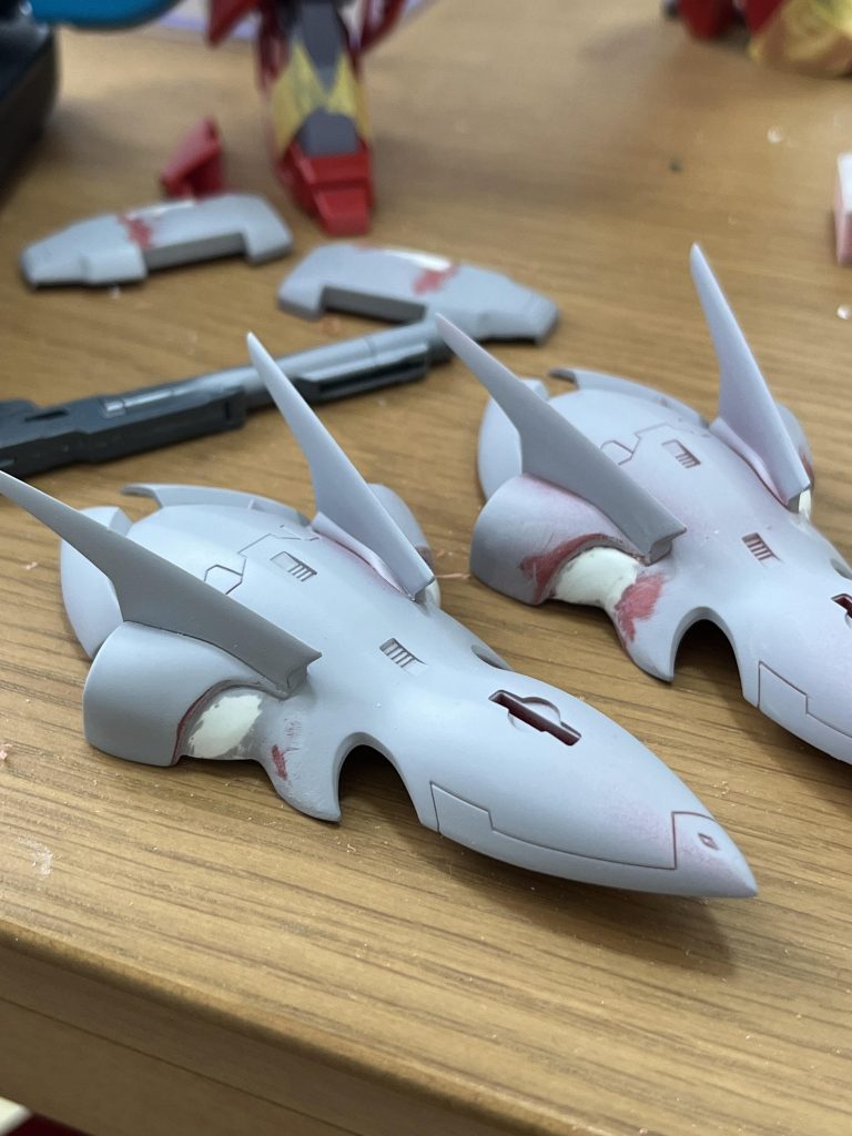 パーツ分割が気に入らなくて設定に寄せて改修、ここの加工はめんどくさくて手をつけるか最後まで迷いました。