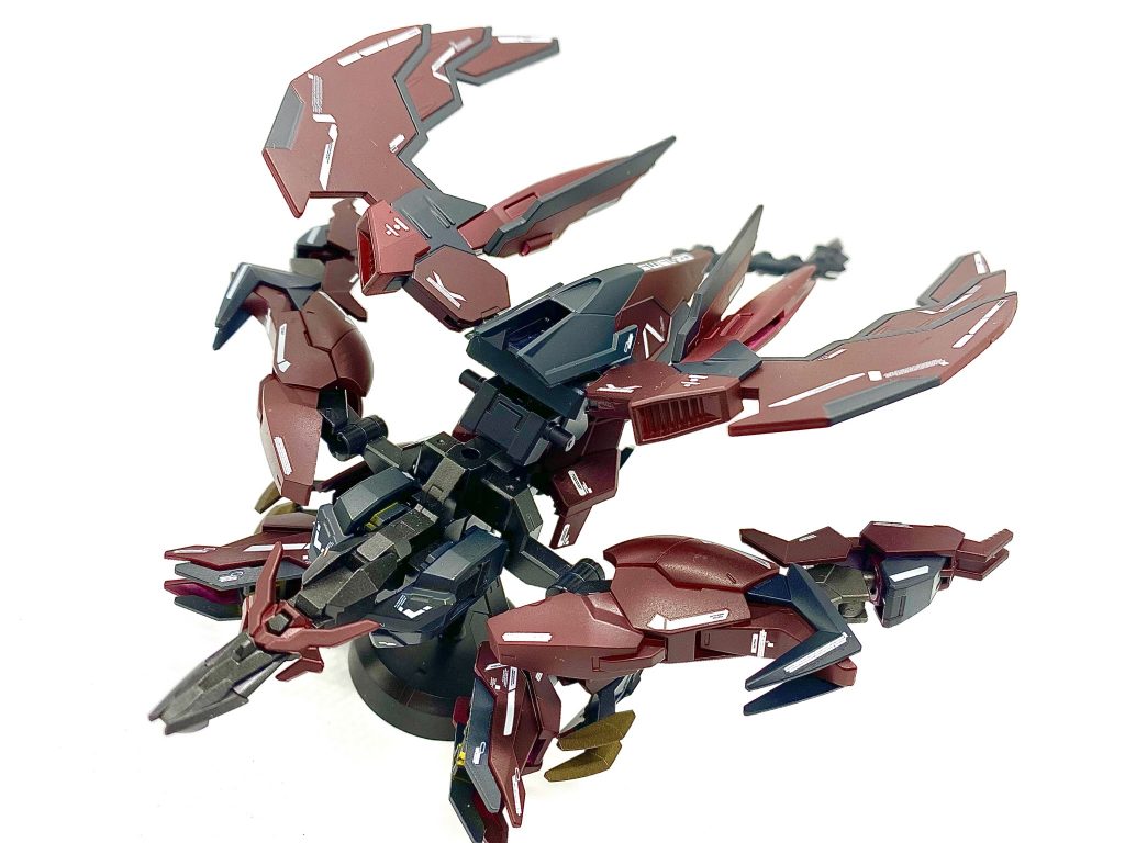 ユニットの方はエピオンのトゲトゲしたドラゴン形態を再現するため様にユニット系プラモデルの中から刺々しいパーツたちをかき集めています。こだわりポイントはヒートロッドが尻尾になるように工夫したことです