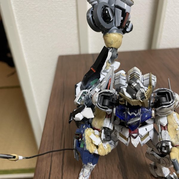 バルバトスルクスレプスプロトと並行してオリ武器企画用に作成中の武器ブースター付きギガントアームです！こちらは以前つくった斬艦刀っぽいやつをバラして作ってます！デカすぎ重すぎて、よく立てたなと思います！（3枚目）