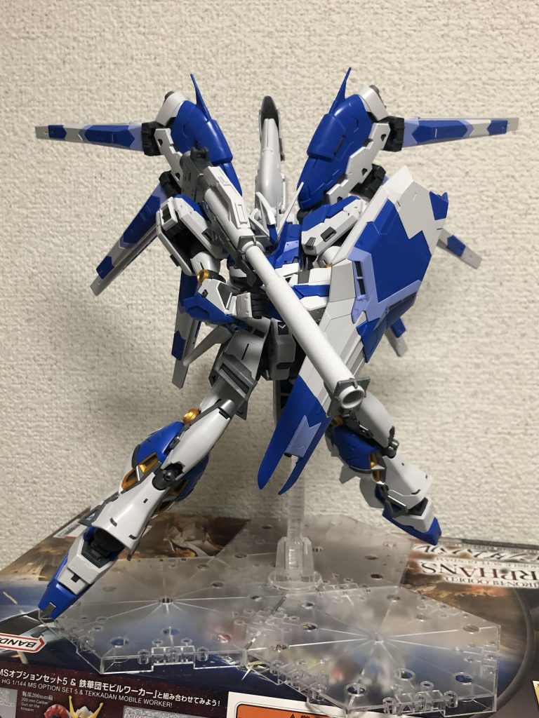 射撃ポーズ腕には上腕部分に回転ギミックがあり、それによって柔軟なポーズも出来、シールドも自然な形に構えることも出来るのも魅力。今思うけど回転するのにそれでいて二重関節ってマジで意味不明な技術力よね。流石バンダイ脅威の科学力…