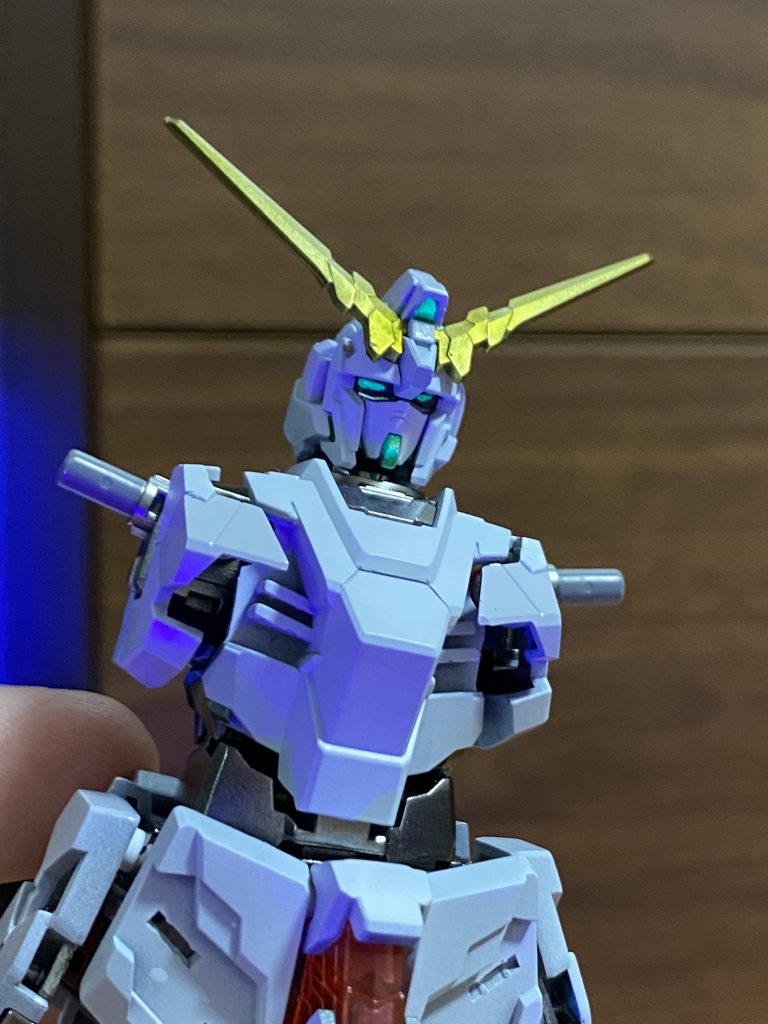 蛍光塗料の光り具合はブラックライトで照らしてみないと分からないので、影を吹いては照らし、暗過ぎたと蛍光グリーンを吹き直し…何往復かして厚塗りになり過ぎたので拭き取ったりと調整に苦労しましたが、結果満足の出来になりました。相変わらずの長文となり申し訳ありません。お付き合いいただいた方ありがとうございます！