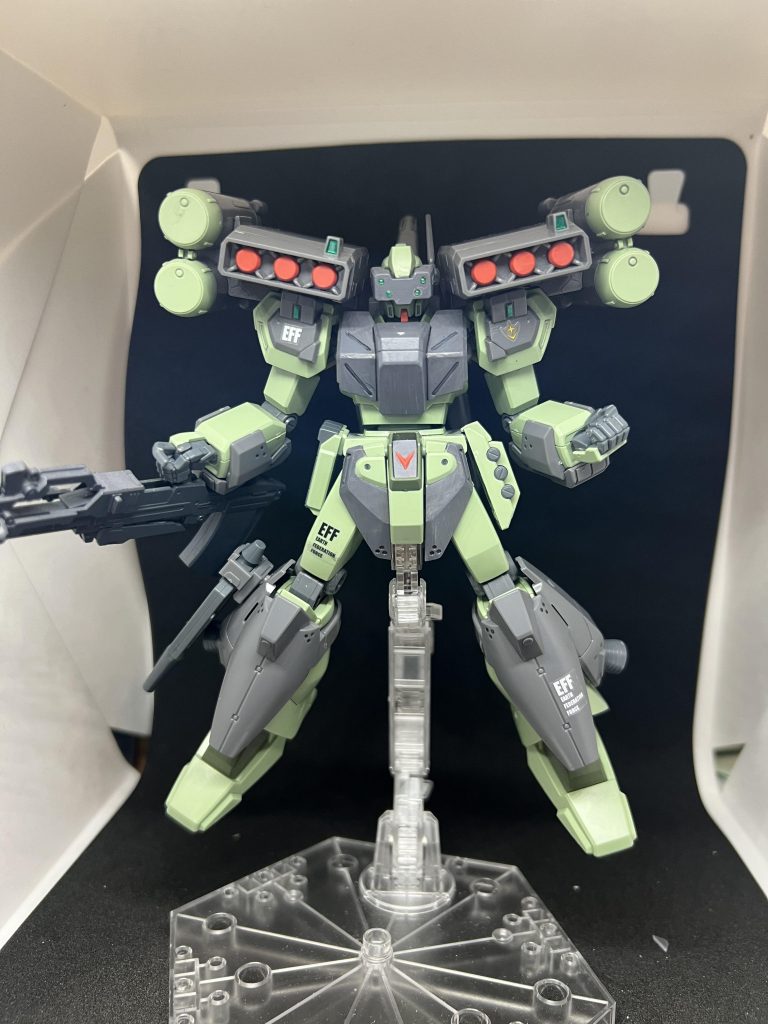 サブ兵装「ミサイル」肩に設置された大小のミサイルでの高火力の弾幕を張ります けどこれアタッカーのミサイルの方が強そうですね