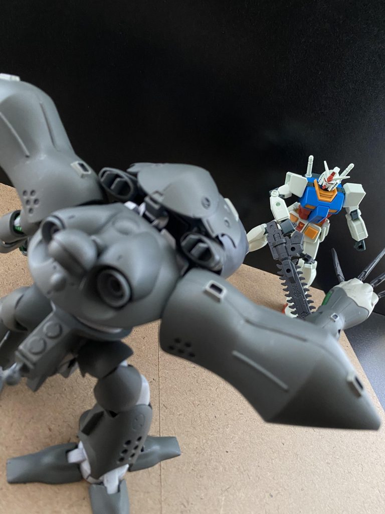 　こちらでも確認したっ。どうやら機体の制御が戻ったようだ。突如現れたガンダムに対し、素早く迎撃態勢をとるシャークゴッグ。それに対し現れたガンダムは、その手に持つ武装を稼働させる、データにない武装。「あ、アレ、チェーンソーなんじゃ」　回転する細かいブレードを見たワシヤ中尉が叫ぶ。