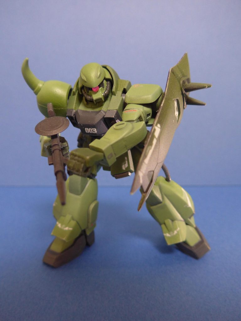 シールドのスパイクを丸棒削り出しに、手首をビルダーズパーツに変えましたが、プロポーションは全くいじっていません。塗装はガンダムマーカーのジオンセットからグリーン系2色と濃いグレー、単体売りのガンメタです。ラインデカールを少々貼りました。
