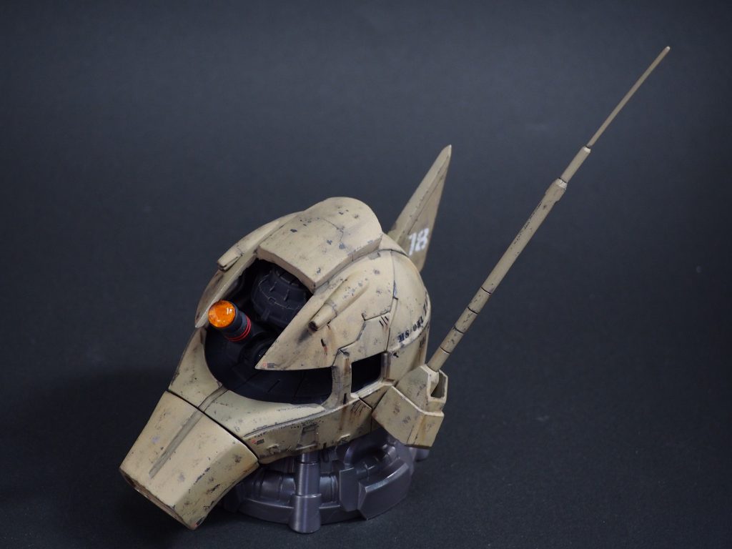 モノアイは、ジャンクパーツを組み合わせて可動式にしています。