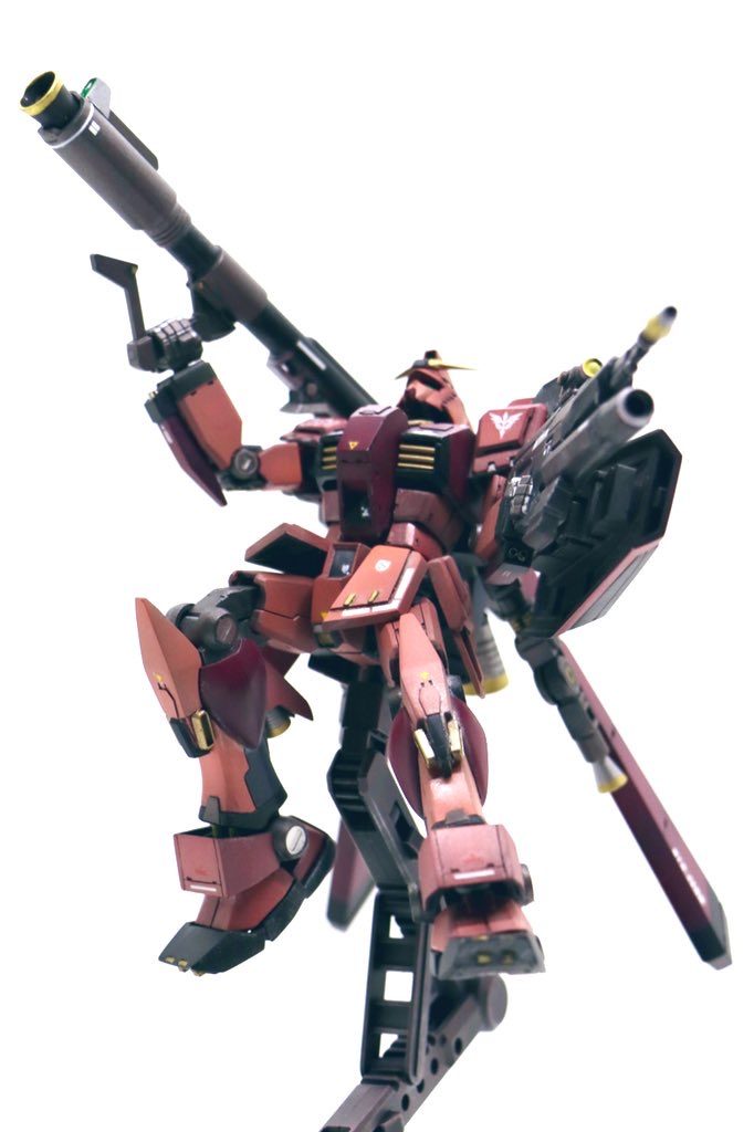 サイコミュの利用によって、両手の武装で正確な2点同時攻撃が可能に。アイフィールド対策としてビームライフルにはグレネードランチャーが追加されています。