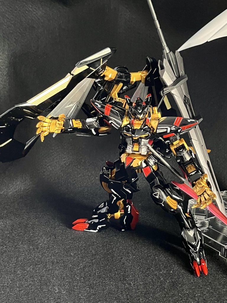 二振一対の大剣天叢雲剣(アメノムラクモノツルギ)天叢雲剣=日本神話の剣、三種の神器の一つであり武力を示す剣、実際に本体の他に形代も存在し祀られている以上となります。機体名、武装名など、もとのゴールドフレーム天ミナのイメージや統一感を損なわぬように考えてみました。拙作ではございますが、ここまでご覧いただきありがとうございます。それではまた次回作でお会いしましょう。