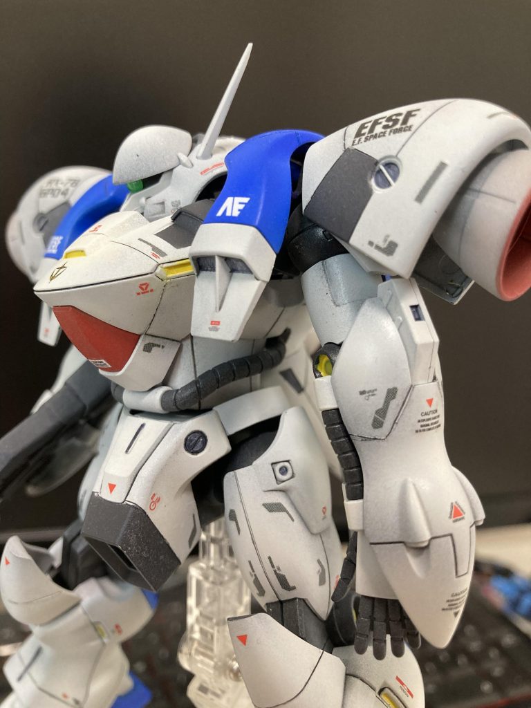 モノアイにはビルダーズパーツのノンスケールMSサイトレンズを使用。そのままじゃ収まらなかったので、頭部側のベースをヤスリで削り接着しました。